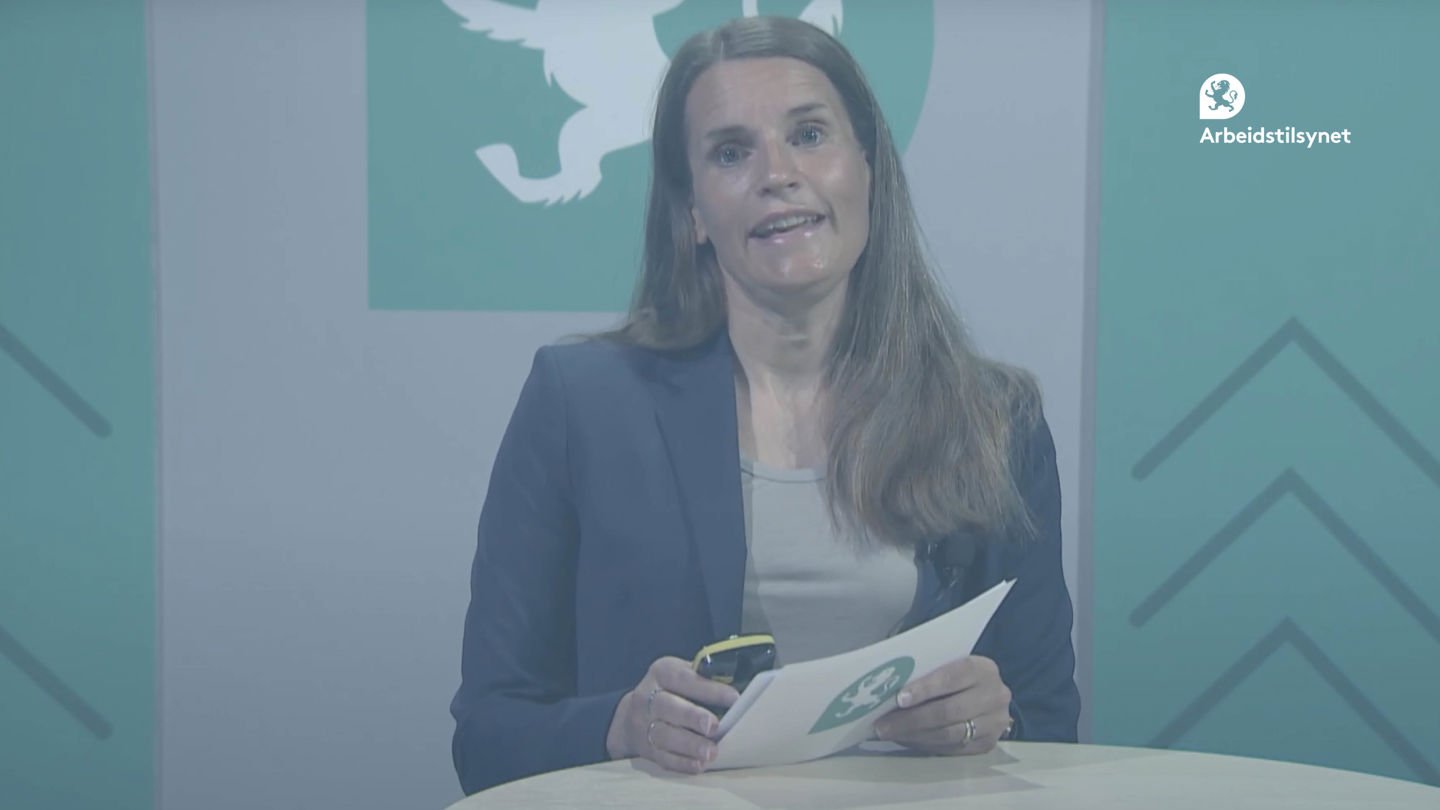 Bilde av deltaker i webinaret Beate. Hun ser rett i kamera og snakker. Hun holder talekort i hendene.