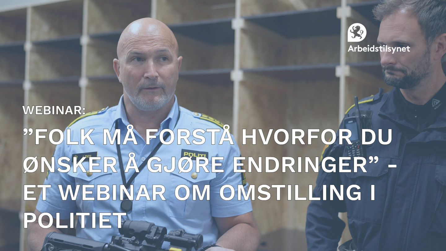 Bilde fra webinar med to uniformerte politimenn. Den ene holder i et våpen som peker nedover, som den andre ser ned på.