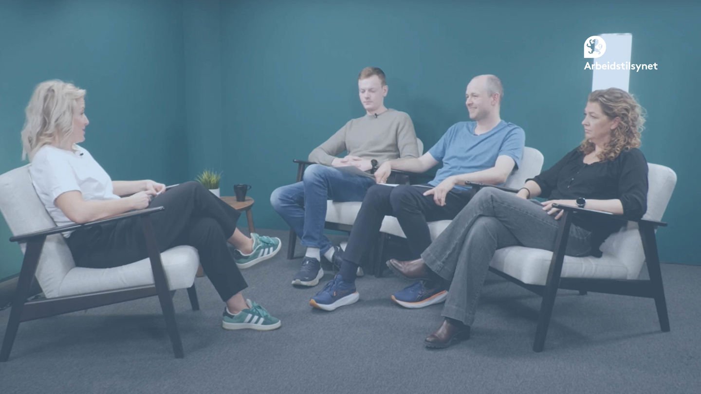 Bilde fra webinaret av programleder og de tre gjestene fra Asko. De sitter i hver sin stol, vendt mot hverandre og snakker.