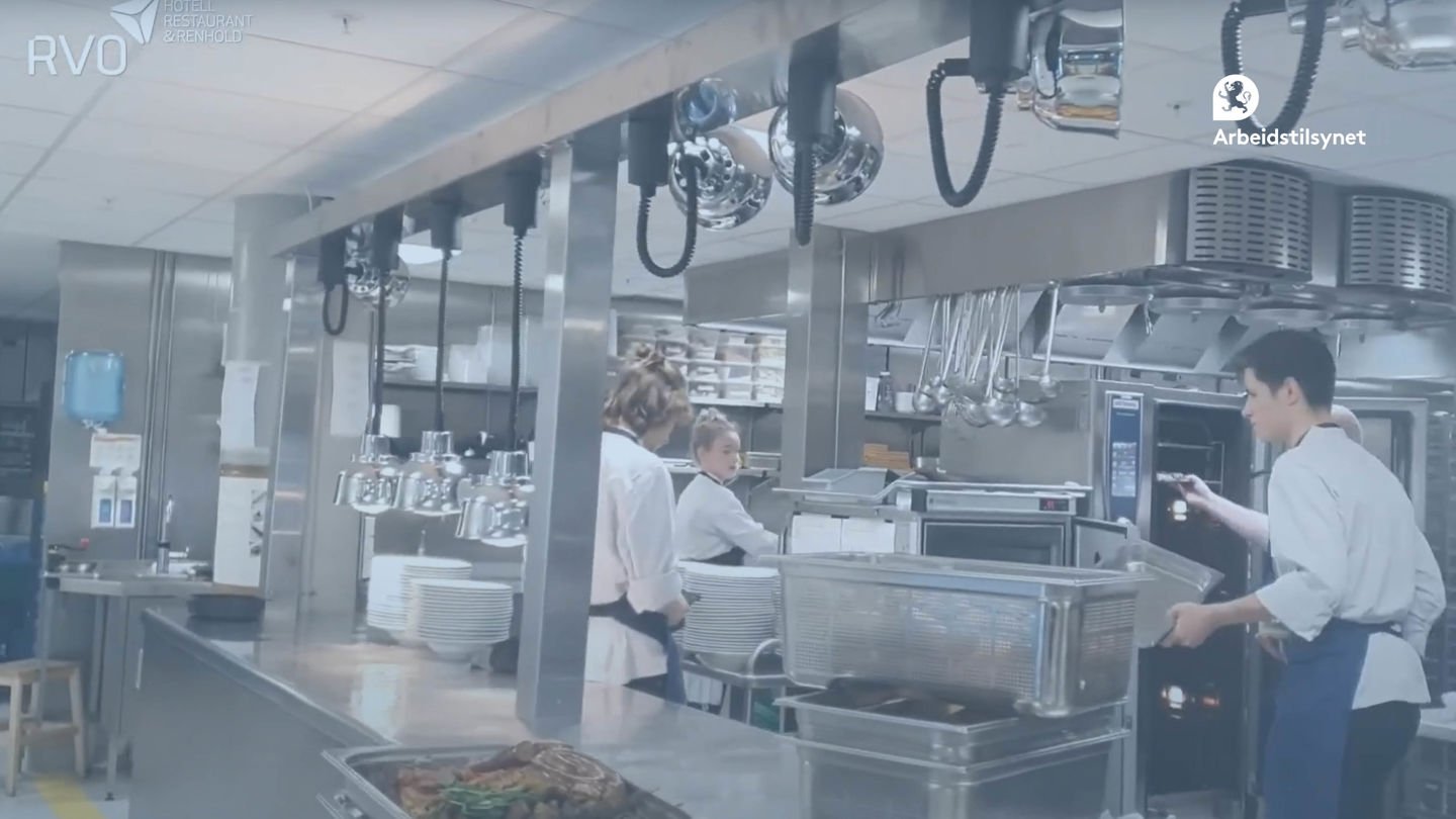 Bilde brukt i en innslag i webinaret. Det er tatt i et typisk storkjøkken. Det er tre mennesker i arbeid i typiske arbeidsklær i bransjen.